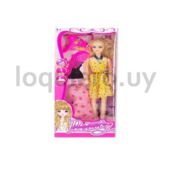 Muñeca con accesorios         .