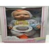 Bebé con mamadera en caja     .