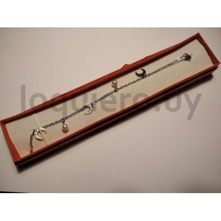 Pulsera con dijes en caja     .