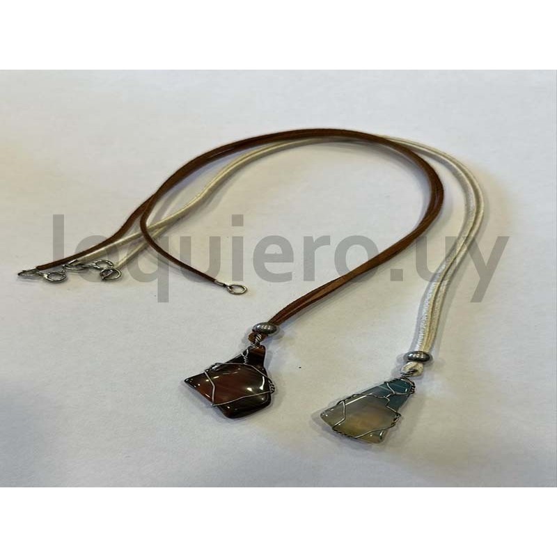 Collar con piedra artesanal   .